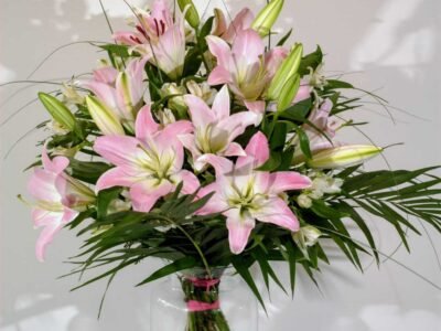 Ramo de lilium oriental  Con jarrón